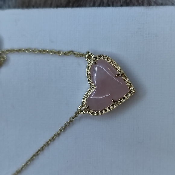 Kendra Scott Ari Heart Gold Pendant Necklace in Rose Quartz - Picture 2 of 5